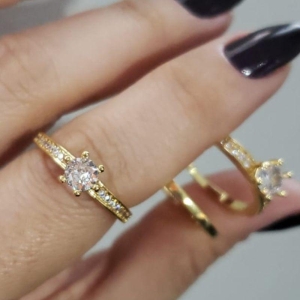 Anel Solitário com Zircônias