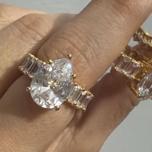 Anel Solitário Gota Aro em Zircônias Baguetes