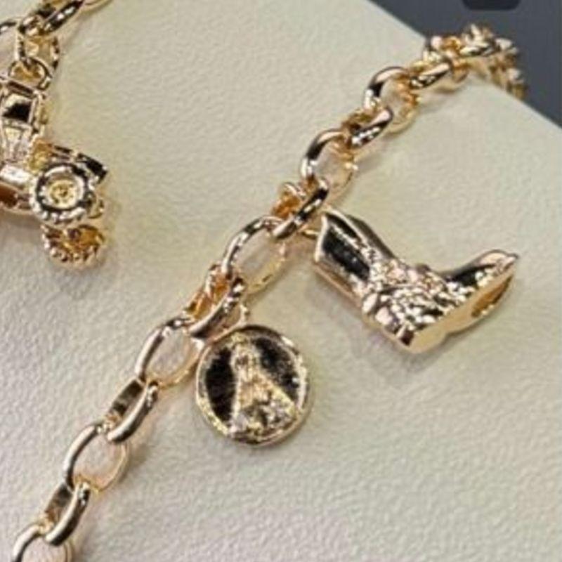 Pulseira Elo Português Alongado Pingente Agro Chapéu e Medalha