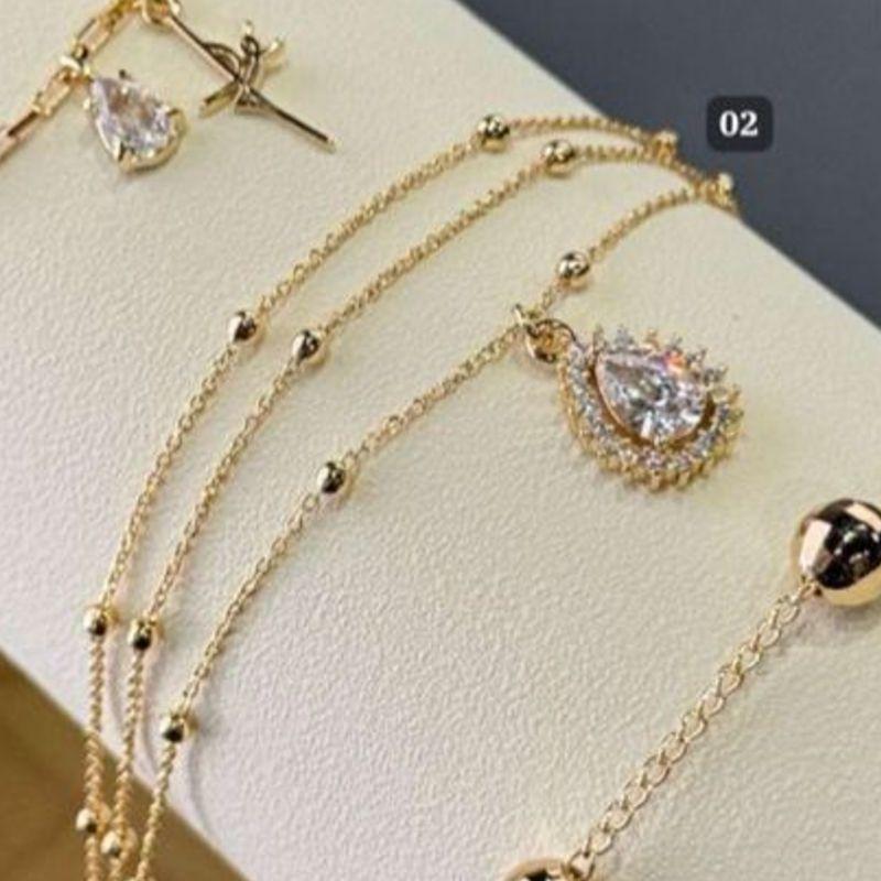 Pulseira Tripla Detalhes Esferas Pingente Gota e Zircônias