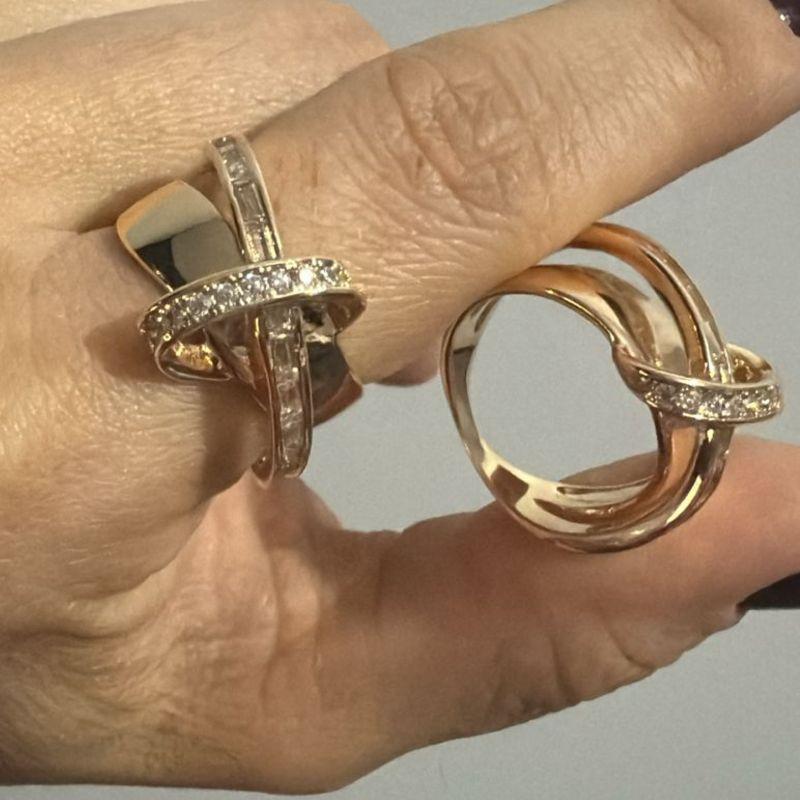 Anel Liso Fileiras Entrelaçadas Cravejadas em Zircônia e Baguetes